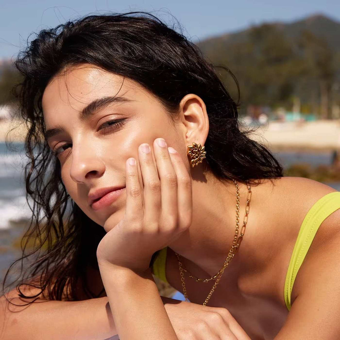 Model trägt die SOLARA Ohrringe von TREND Kollektiv im mediterranen Sommerlook