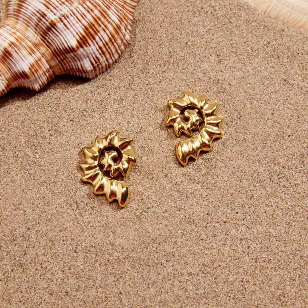 SOLARA Ohrringe von TREND Kollektiv in mediterranem Editorial Setting der Ocean Collection