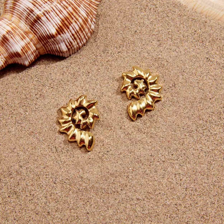 SOLARA Ohrringe von TREND Kollektiv in mediterranem Editorial Setting der Ocean Collection