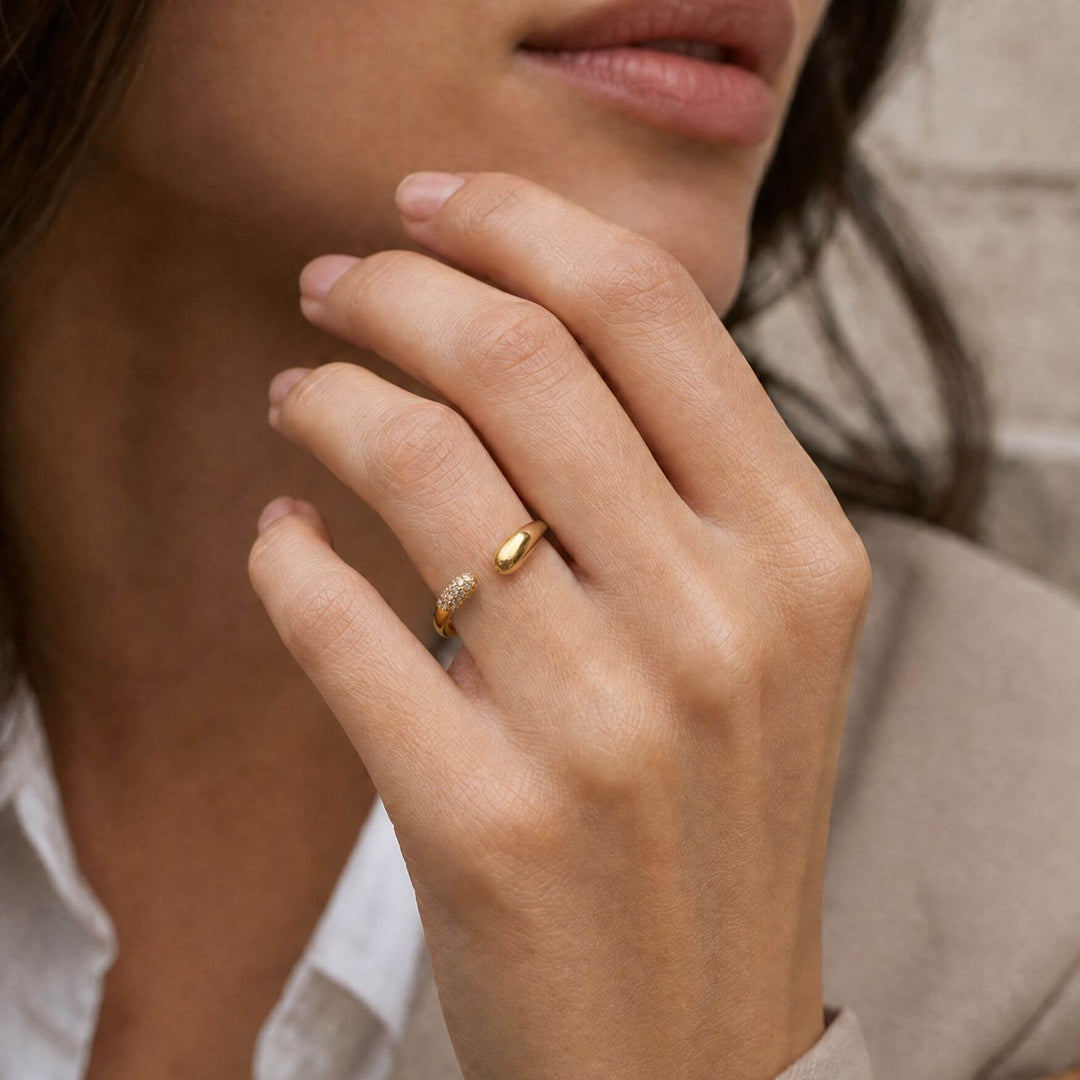SPARKLE TOUCH Ring in Goldoptik am Model getragen – AI-GENERATED