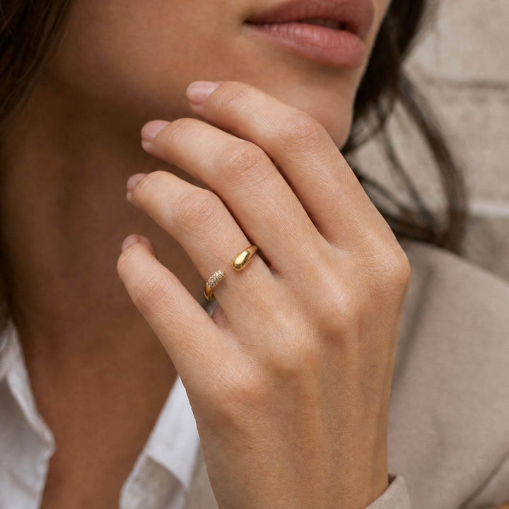 SPARKLE TOUCH Ring in Goldoptik am Model getragen – AI-GENERATED