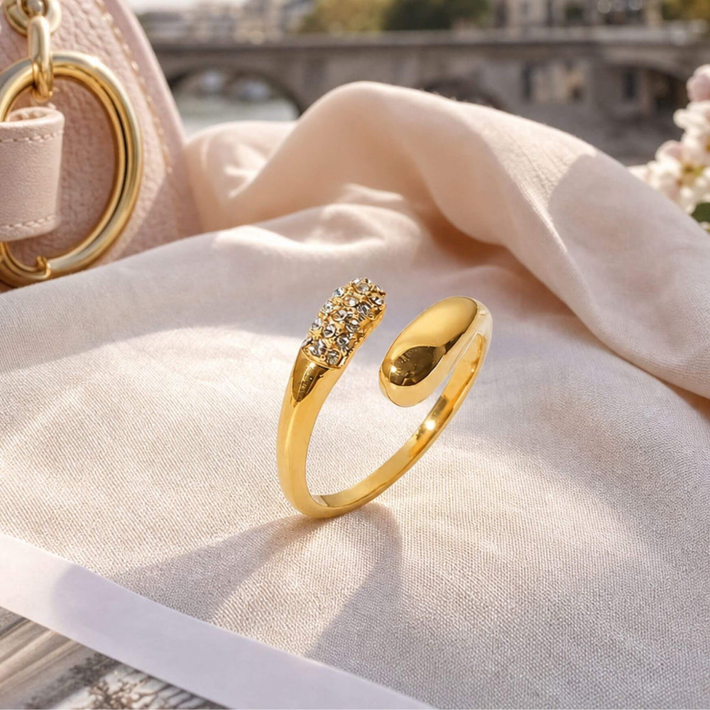 SPARKLE TOUCH Ring in Goldoptik stilvoll inszeniert auf hellem Untergrund von TREND Kollektiv