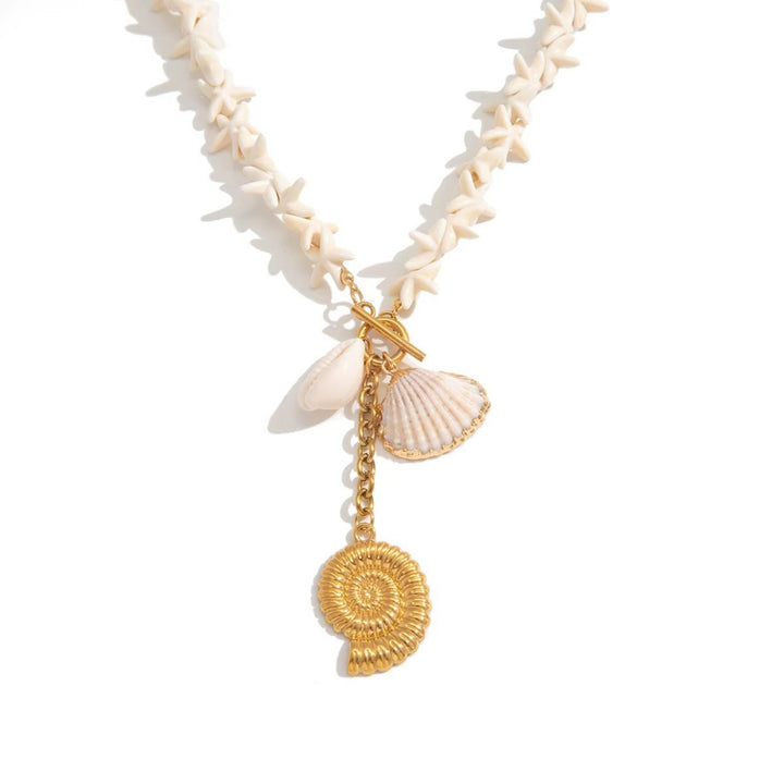 STARFISH BLOOM Necklace von TREND Kollektiv – Coastal Kette mit weißen Seesternen und goldenen Muschel-Charms