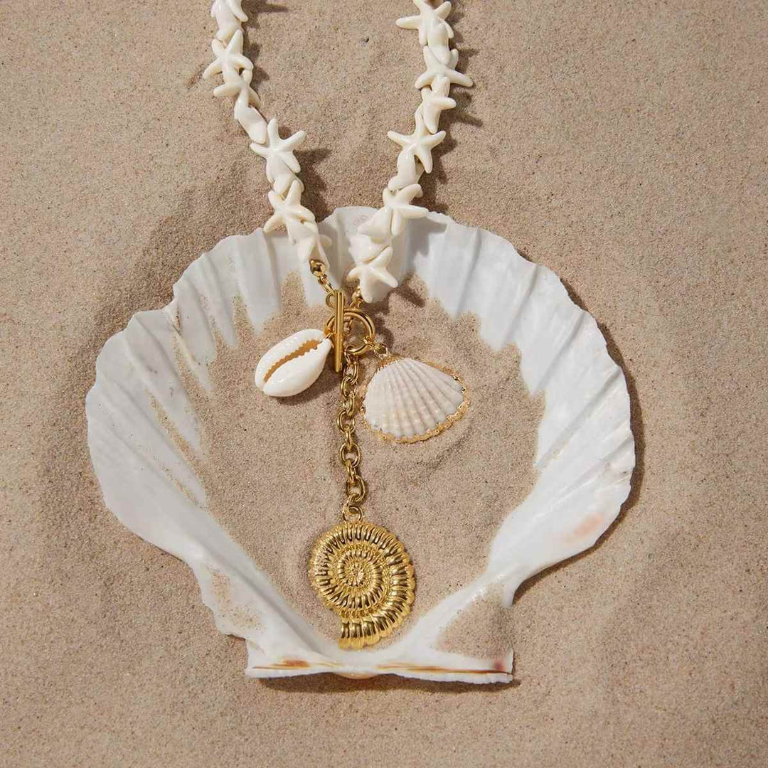 STARFISH BLOOM Necklace von TREND Kollektiv in mediterraner Coastal Atmosphäre mit warmem Sommerlicht und Beach-Club Vibes