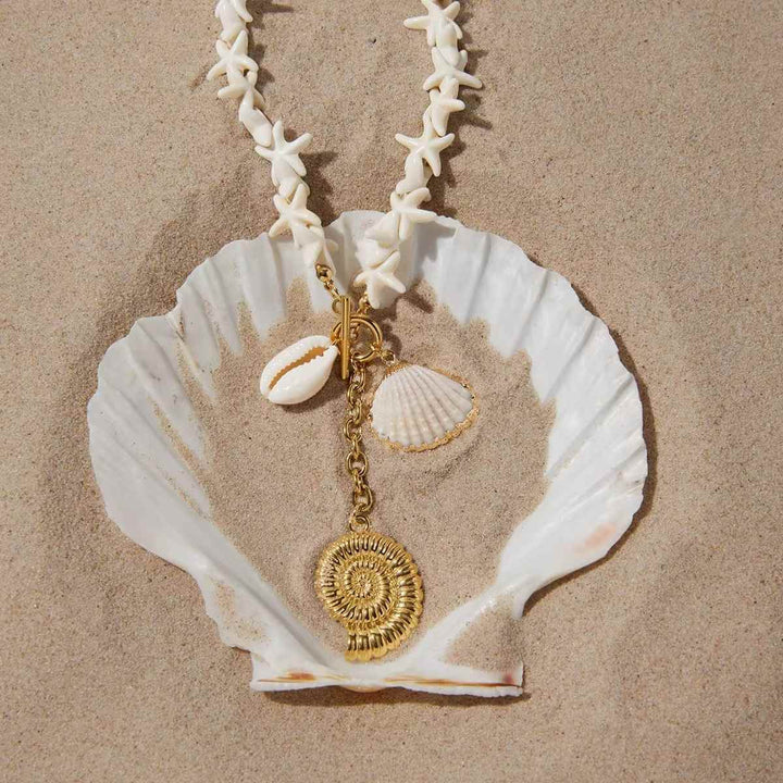 STARFISH BLOOM Necklace von TREND Kollektiv in mediterraner Coastal Atmosphäre mit warmem Sommerlicht und Beach-Club Vibes