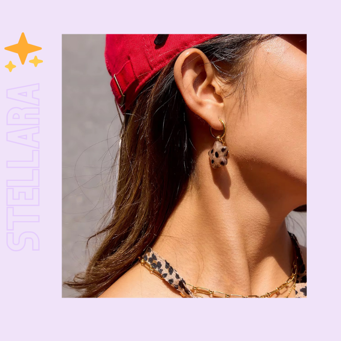 STELLARA Star & Moon Ohrringe mit Leo-Stern – 18k vergoldet, wasserfest und allergikerfreundlich am Ohr einer Frau von TREND Kollektiv