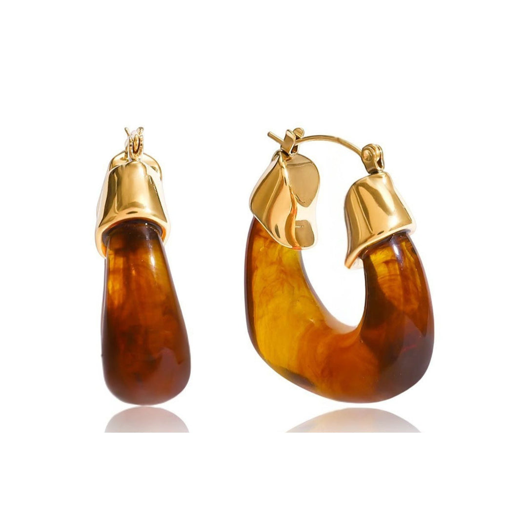 TERRA LOOP Hoops in Amber aus braunem Resin mit goldfarbenen Details