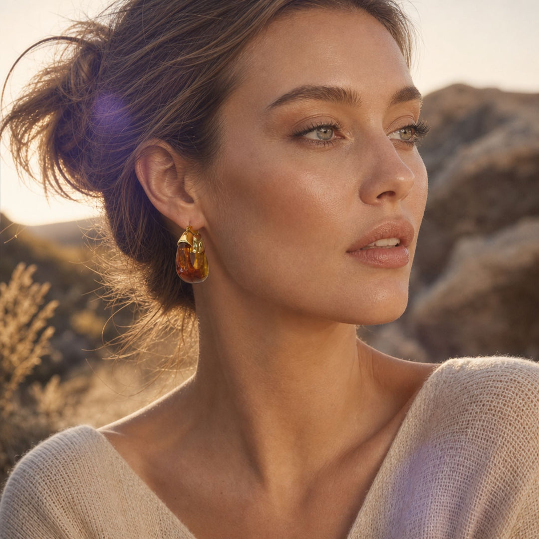 Frau trägt die TERRA LOOP Hoops in warmem Amberbraun – AI-GENERATED