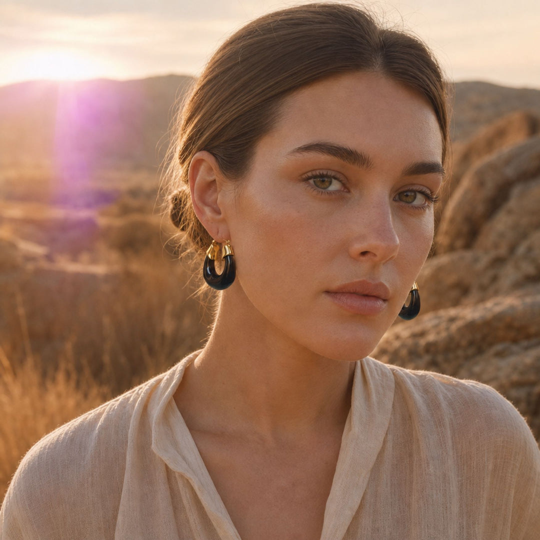 Frau trägt die schwarzen TERRA LOOP Hoops in Onyx – AI-GENERATED