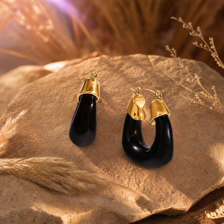 TERRA LOOP Hoops in Onyx im warmen Earth Edit Styling – AI-GENERATED