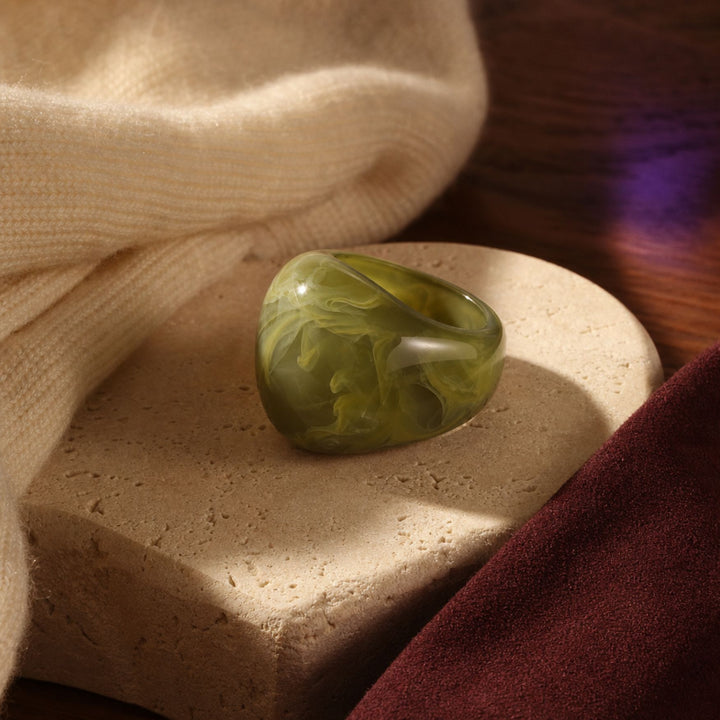 TERRA Resin Ring in Olive im warmen Earth Edit Styling – AI-GENERATED