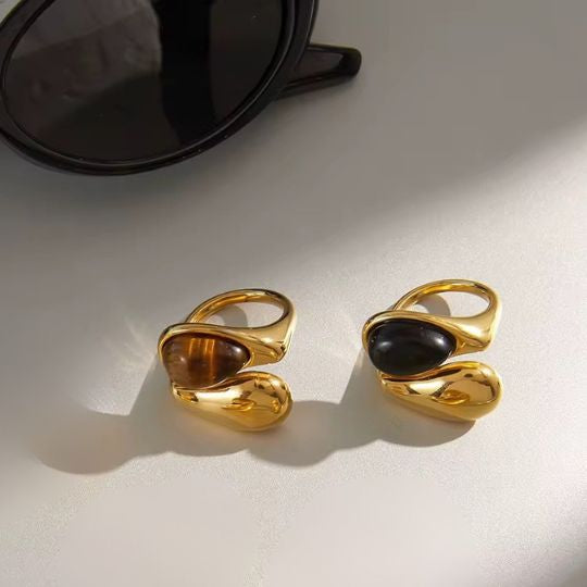 AURA STONE Ringe mit verschiedenen Edelsteinen auf einem Tablett