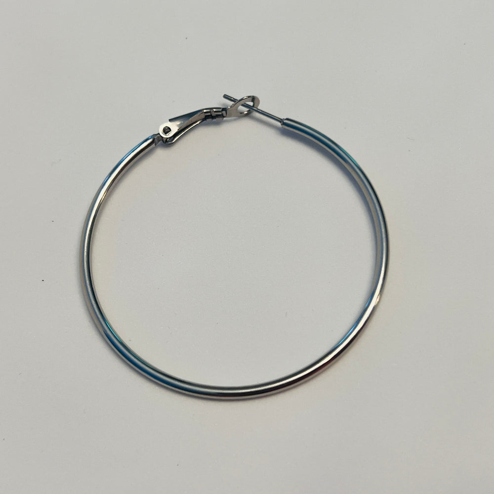 Silberfarbene Edelstahl-Ohrringe im klassischen Hoop-Design – 40 mm