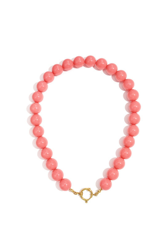 BOLD BEADS Statementkette mit korallenfarbenen Harzperlen und goldfarbenem Edelstahlverschluss, 46 cm – TREND Kollektiv