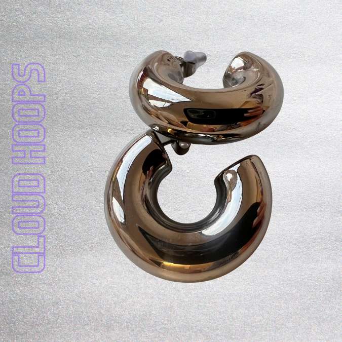 Detailansicht der BOLD CLOUD Hoops in Silber mit glänzendem Donut-Design