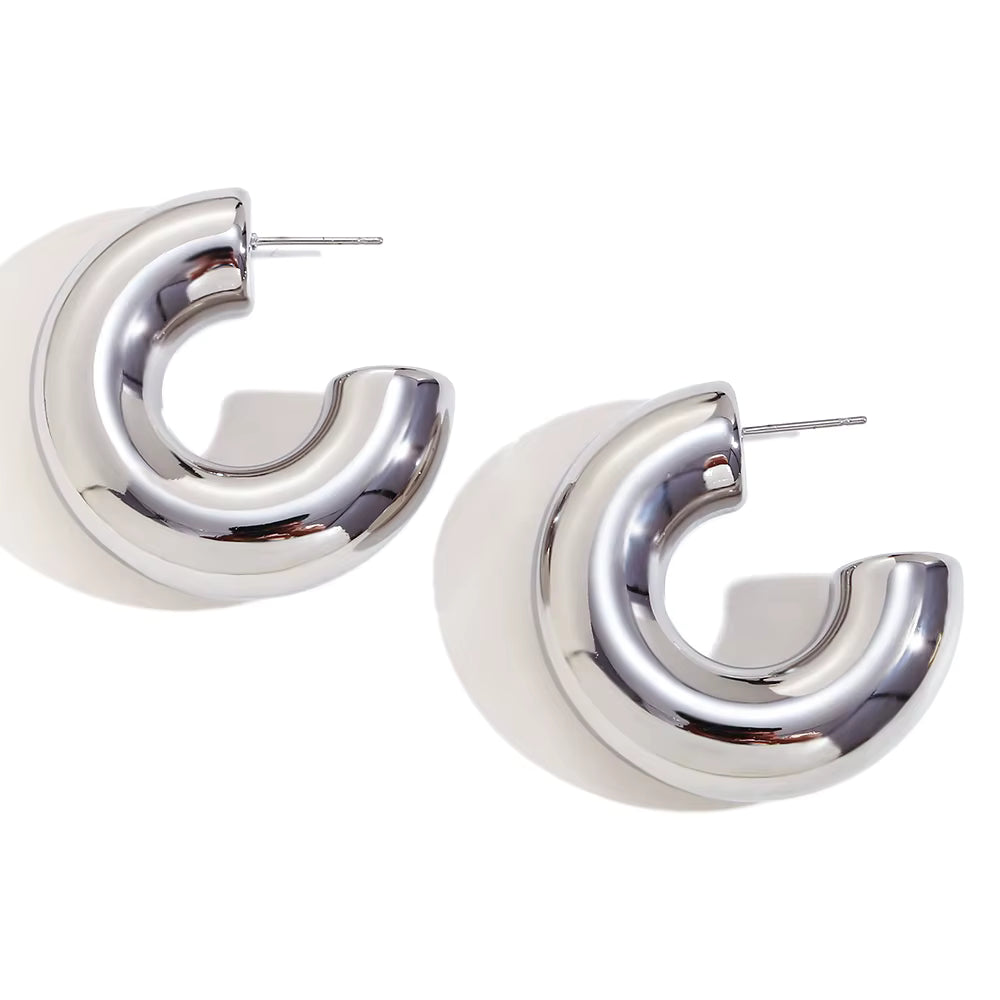 BOLD CLOUD Hoops in Silber mit skulpturaler, glänzender Statement-Form von TREND Kollektiv