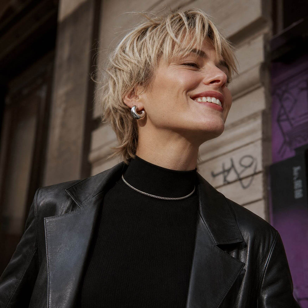 Model trägt BOLD CLOUD Hoops in Silber als modernes Statement-Piece – AI-GENERATED