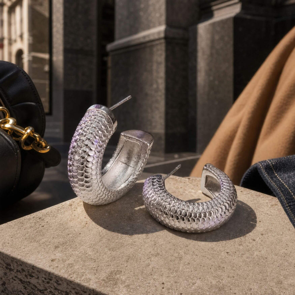 Moodbildt der BOLD CLOUD Hoops in Silber mit glänzender Oberfläche von TREND Kollektiv – AI-GENERATED
