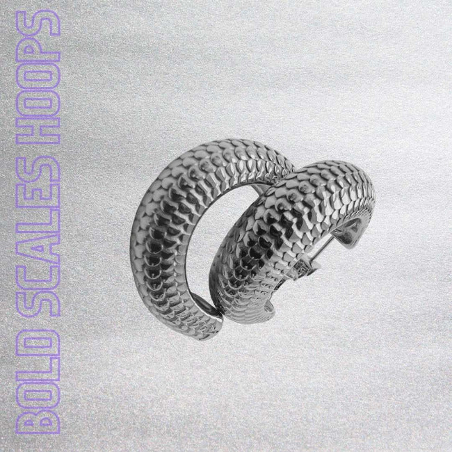 BOLD SCALES Hoops – silberfarbene strukturierte Chunky Ohrringe von TREND Kollektiv