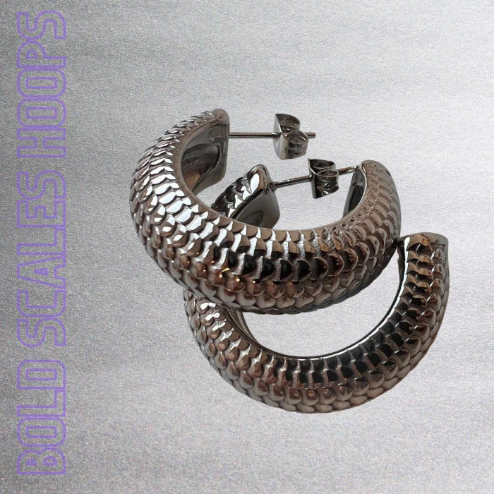 Detailansicht der BOLD SCALES Hoops in Silber mit geschuppter Oberfläche