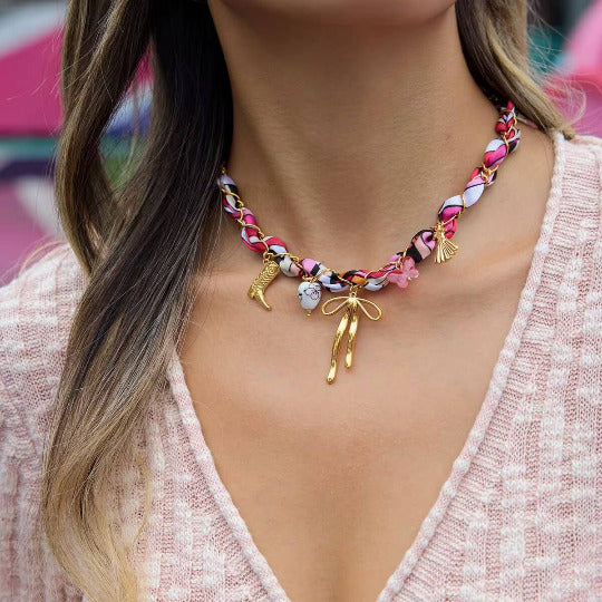 BOW STORY 18k Charmkette mit buntem Textilband und goldfarbenen Anhängern als Statementkette am Hals – TREND Kollektiv