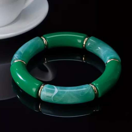 Chunky Bangle Armband – Parabaya Color Duo in Grün mit marmorierten Acryl-Segmenten und goldfarbenen Elementen – TREND Kollektiv