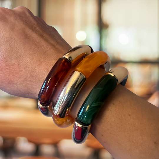Chunky Bangle Armbänder – Parabaya Earth Glow in Bernstein, Honiggold und Smaragdgrün als Stack am Handgelenk – TREND Kollektiv