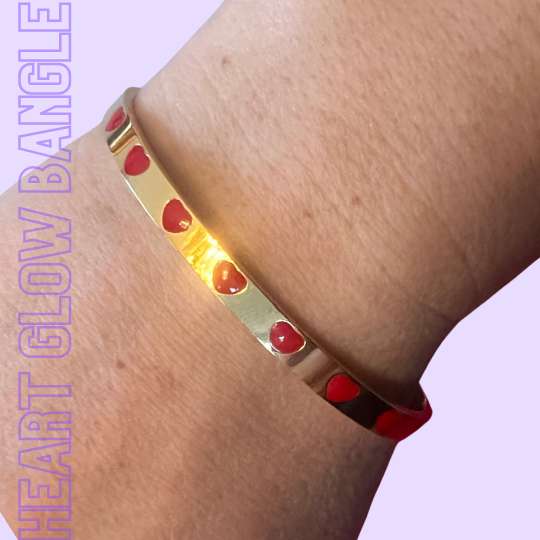 HEART GLOW 18k Bangle mit roten Emaille-Herzen am Handgelenk – TREND Kollektiv
