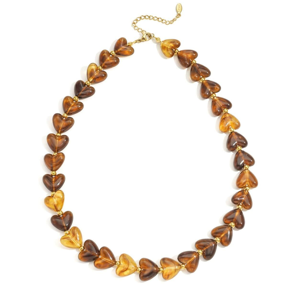 HEART GLOW Kette mit herzförmigen Acryl-Perlen in Bernsteinoptik und goldfarbenem Edelstahl – TREND Kollektiv