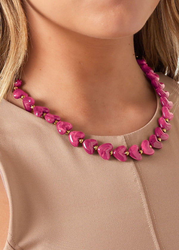 Fuchsiafarbene HEART GLOW Herz-Kette von TREND Kollektiv am Hals getragen