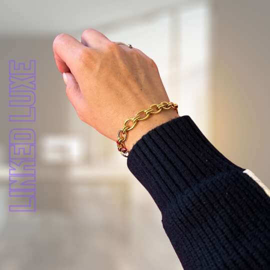 LINKED LUXE 18k Chain Armband aus vergoldetem Edelstahl in Gold mit Gliederdesign an einer Hand getragen – TREND Kollektiv