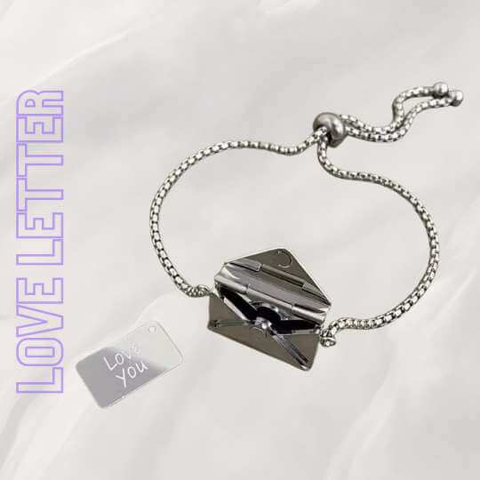 LOVE LETTER 18k Envelope Armband in Silber mit geöffnetem Umschlag und Love-you-Plättchen – TREND Kollektiv