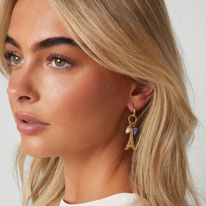 Goldene PARIS CHARM Eiffel Hoops mit Paris-Anhängern am Ohr getragen – TREND Kollektiv