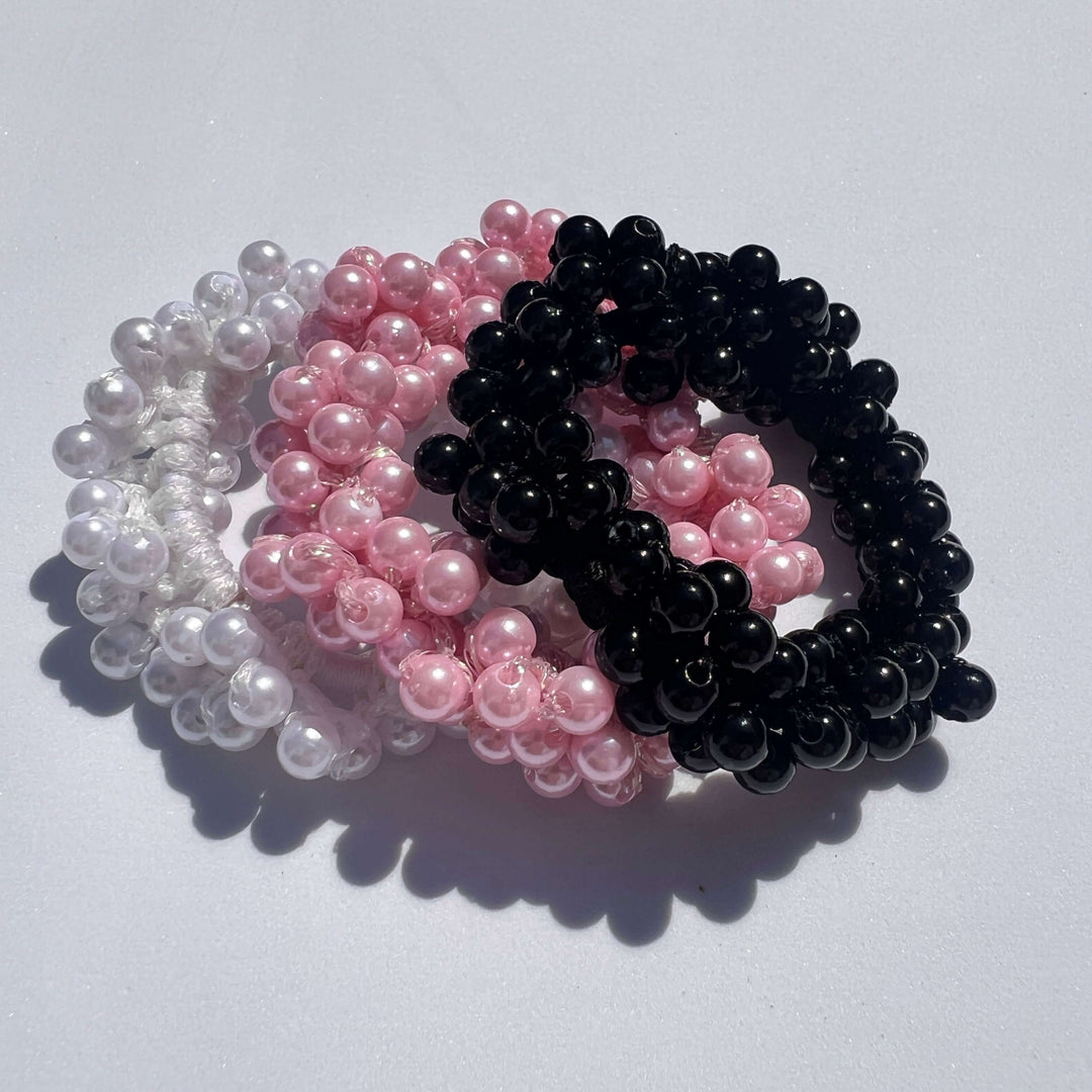 3er-Set Pearl Pops Haargummis in Rosa, Weiß und Schwarz – Modern Romance von TREND Kollektiv