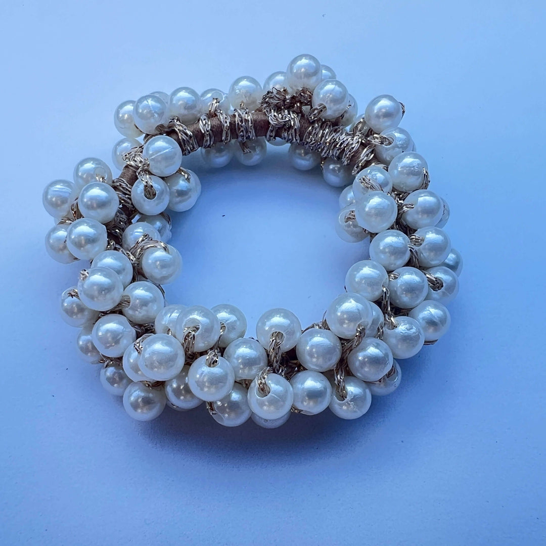 Champagne Dream Scrunchie mit vollem Perlenbesatz in Cremeweiß und Roségold – elegantes Haargummi von TREND Kollektiv