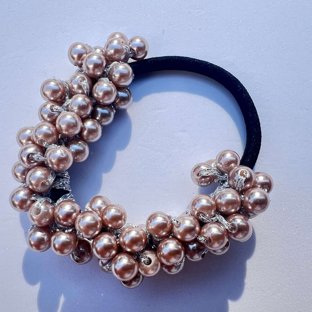 Haargummi mit halbem Perlenbesatz in Roségold – Pearl Pop Champagne Rosé von TREND Kollektiv