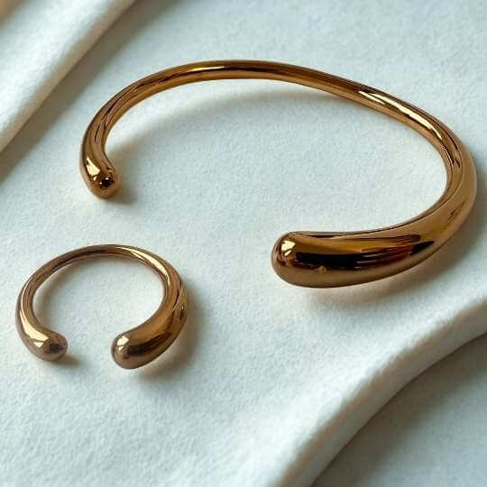 SCULPT FLOW Set aus goldfarbenem Edelstahl – Bangle und Ring von TREND Kollektiv