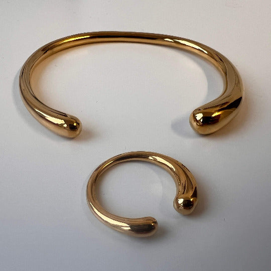 Goldfarbenes SCULPT FLOW Bangle- und Ring-Set mit organischer, skulpturaler Form
