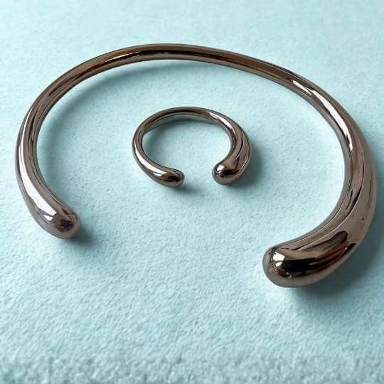 SCULPT FLOW Set aus silberfarbenem Edelstahl – minimalistischer Armreif und Ring