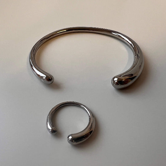 Silberfarbenes SCULPT FLOW Schmuck-Set mit verstellbarem Bangle und Ring