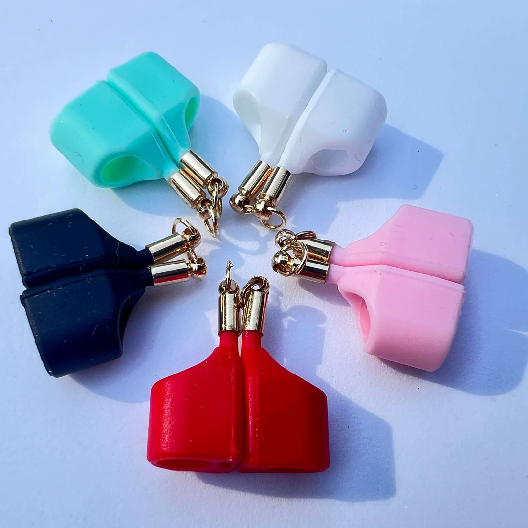 Bunte Silikonhalter für InEars und Earbuds- oder Brillenketten in Rot, Rosa, Weiß, Türkis und Schwarz mit goldenen Ösen – Zubehör von TREND Kollektiv