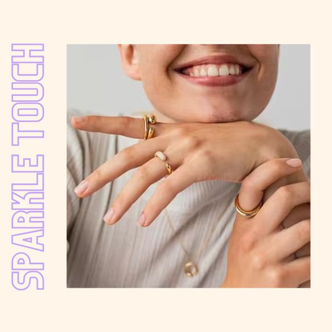 SPARKLE TOUCH Ring aus vergoldetem Edelstahl mit Kristallen an einer Hand eines Models – verstellbarer zarter Ring von TREND Kollektiv