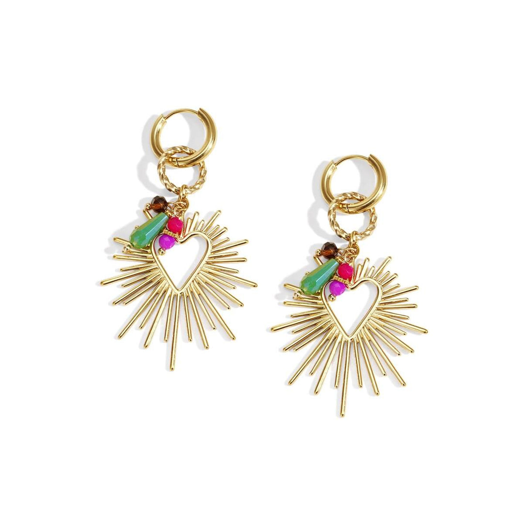 SUNRAY HEART Hoops von TREND Kollektiv – goldfarbene Herz-Sunray-Ohrringe mit bunten Charms im Freisteller auf weißem Hintergrund