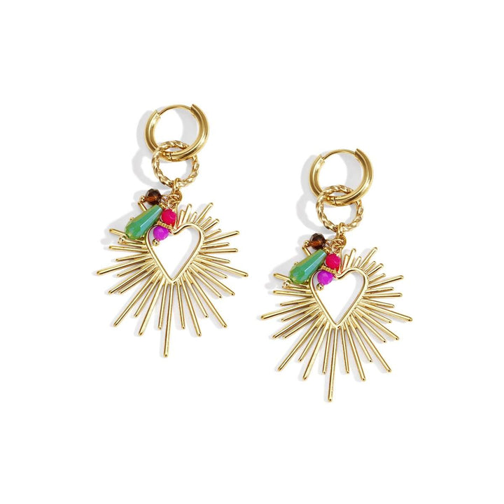 SUNRAY HEART Hoops von TREND Kollektiv – goldfarbene Herz-Sunray-Ohrringe mit bunten Charms im Freisteller auf weißem Hintergrund