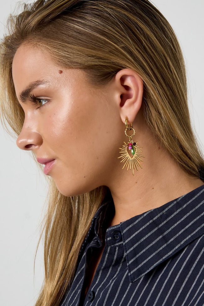 Model trägt SUNRAY HEART Hoops von TREND Kollektiv – goldene Herz-Statement-Ohrringe mit farbigen Charms am Ohr