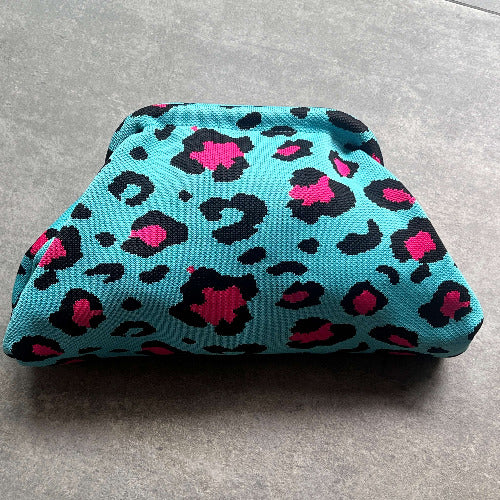 Kosmetiktasche in Türkis mit schwarzem und pinkem Leopardenmuster – gestrickte Clutch mit Standform