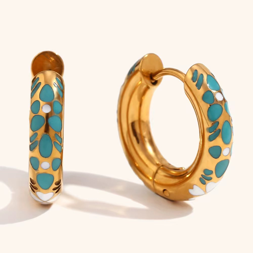 Goldene Edelstahl-Creolen mit türkis-weißer Emaille – Ocean Spirit Hoops mit Kleeblattdetail von TREND Kollektiv