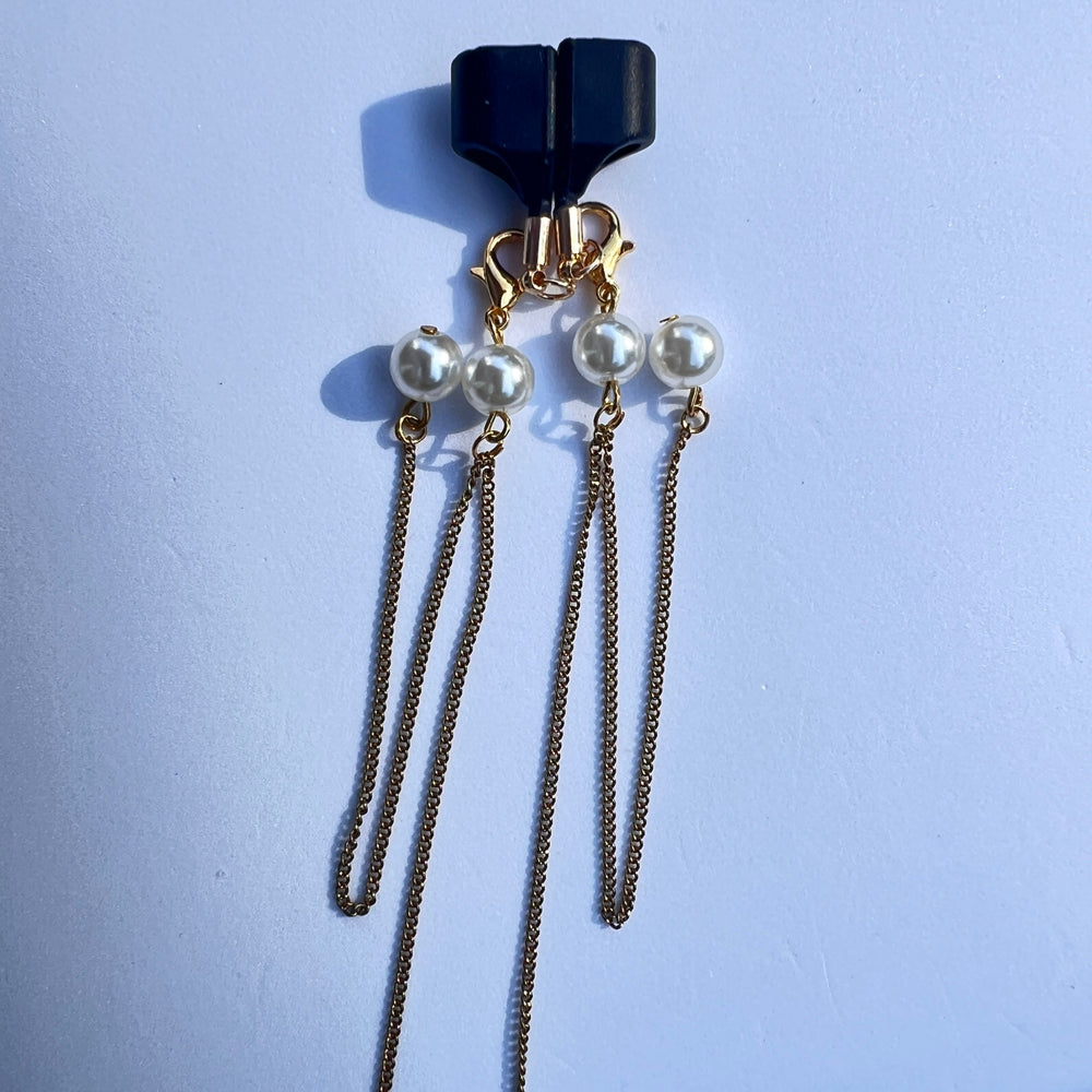 Black Vibe Strap Halterung mit goldener Kette und weißen Perlenanhängern – Golden Pearl Flow von TREND Kollektiv, stylisches In-Ear-Accessoire