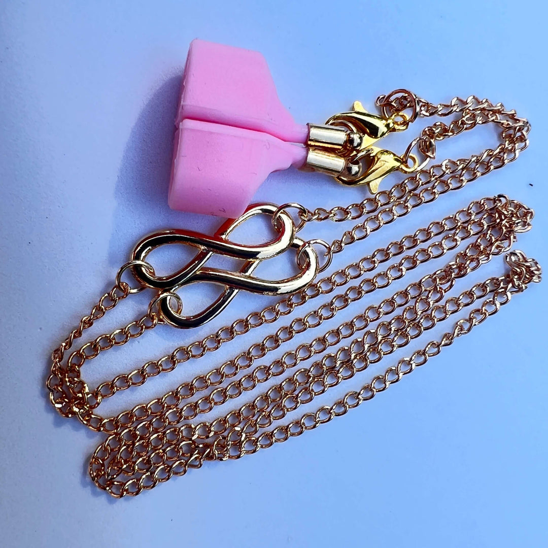 Pink Vibe Strap Halterung mit goldener Gliederkette im Infinity-Stil – Infinity Glow von TREND Kollektiv, stylisches In-Ear-Accessoire