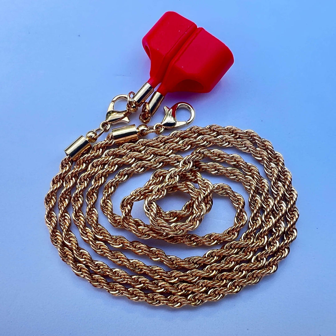 Red Vibe Strap Halterung mit goldfarbener Spiral-Kette – BOLD Twist Gold von TREND Kollektiv, stylisches In-Ear-Accessoire